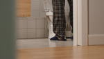Mężczyzna oddający mocz do toalety wykazujący problemy z chorobami układu moczowego